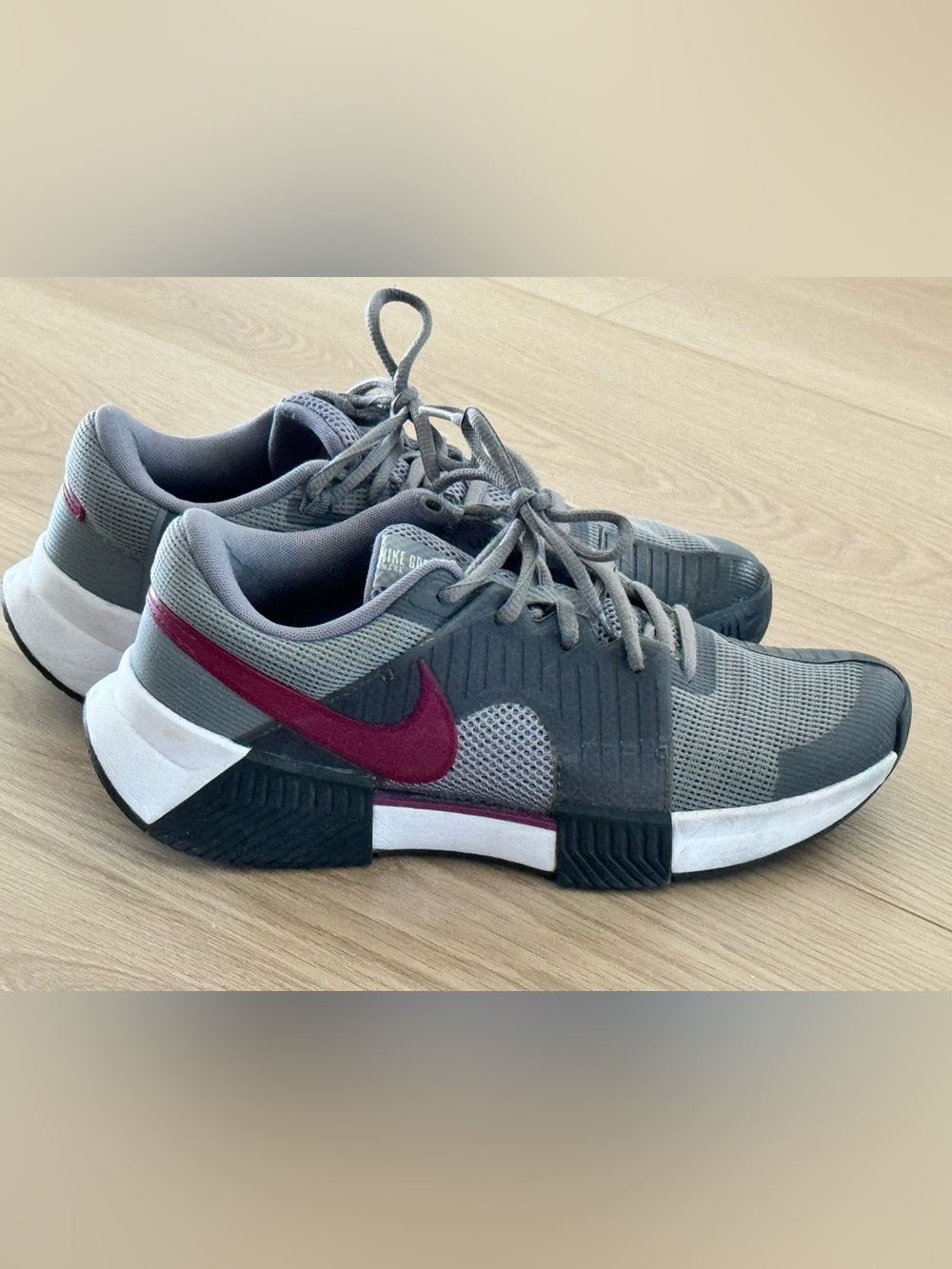 Nike Gray Mesh Trainers with Burgundy Insole Accent